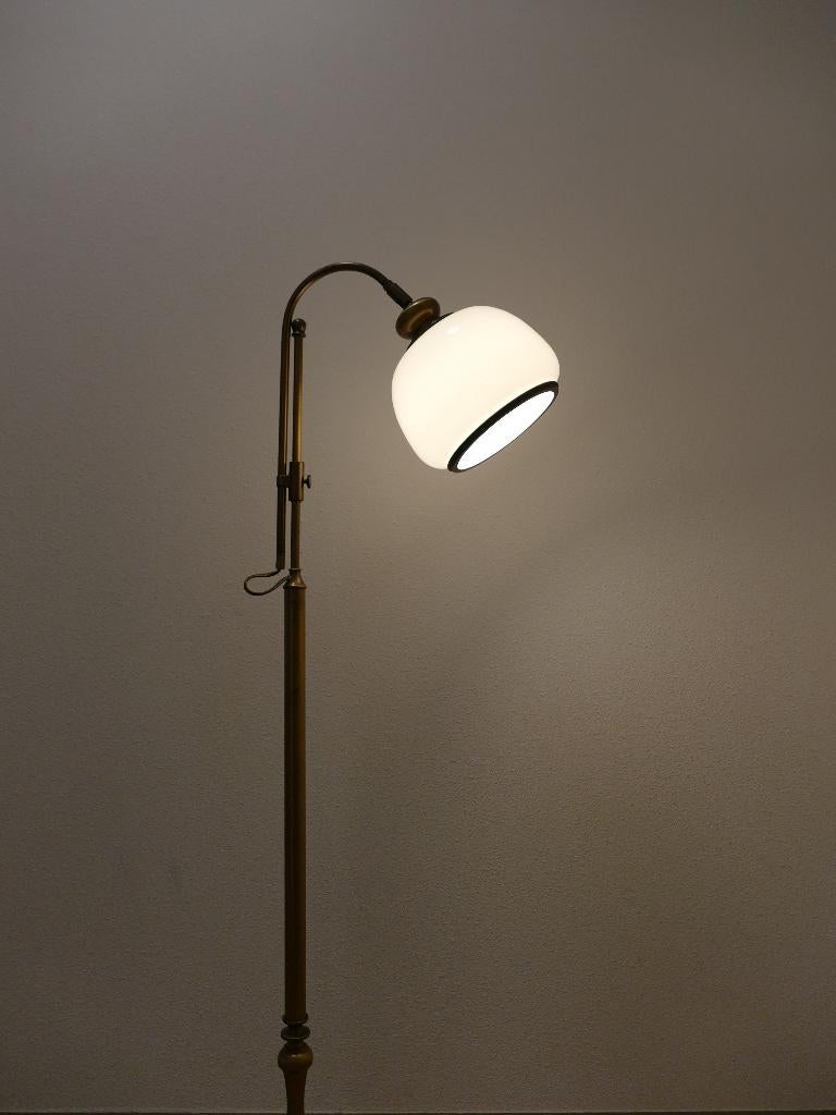 Vintage Herda vloerlamp / stalamp. Messing en opaline glas., Huis en Inrichting, Lampen | Vloerlampen, Ophalen of Verzenden, Zo goed als nieuw