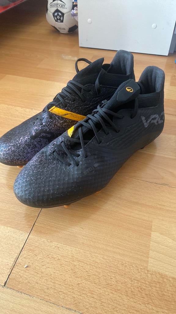 Zwarte kipsta voetbalschoenen, Sport en Fitness, Voetbal, Maat XS of kleiner, Ophalen of Verzenden, Zo goed als nieuw, Schoenen