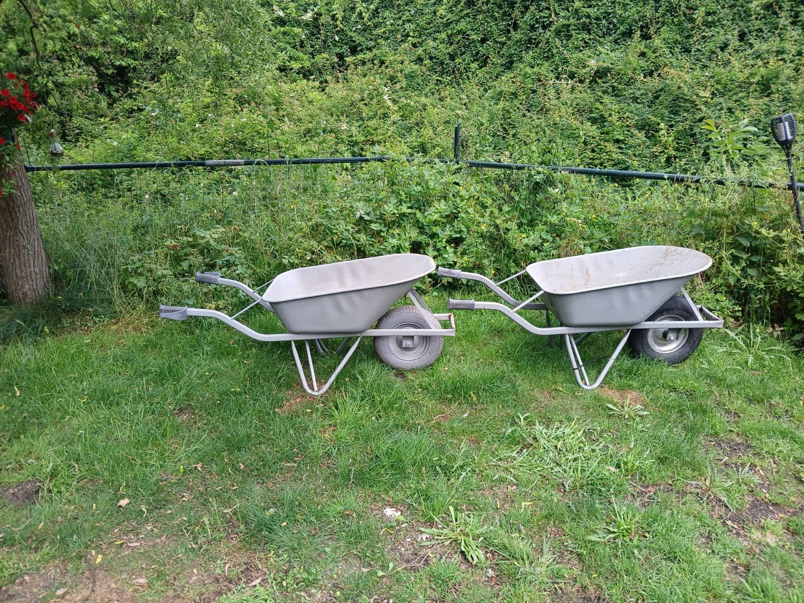Twee robuuste kruiwagens voor tuin en bouw, Ophalen, Gebruikt, Handmatig, Eenwielig