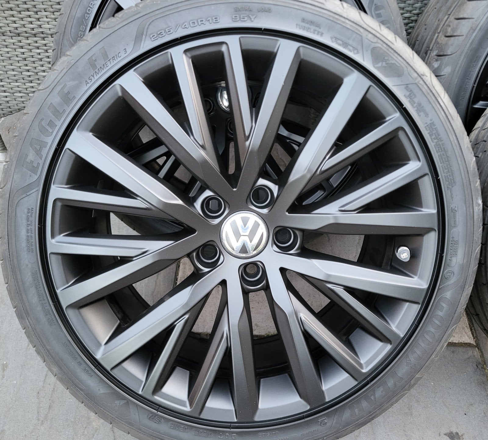 18 inch Originele VW Passat velgenset met zomerbanden 5x112, Auto diversen, Wieldoppen, Ophalen of Verzenden