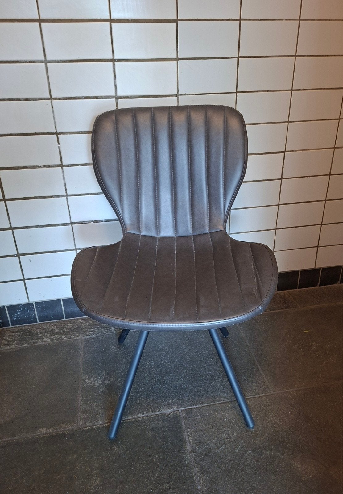 Aangeboden nieuw imitatie leren stoel, Huis en Inrichting, Ophalen, Nieuw, Grijs, Eén