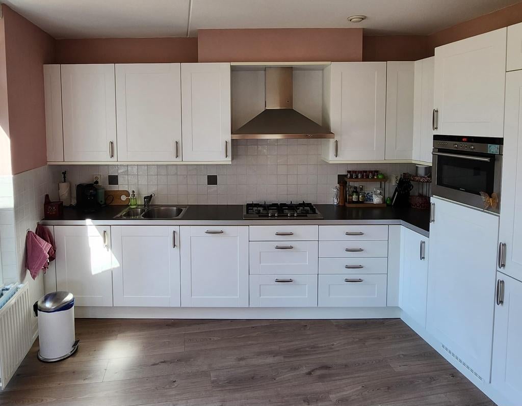 Complete keuken gebruikt met Siemens en Bosch apparatuur, Ophalen, Gebruikt, Wit, Hoekkeuken
