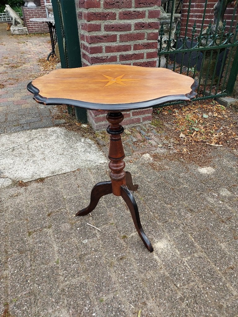 Biedermeier mahonie wijntafel met intarsia op driespant., Antiek en Kunst, Ophalen