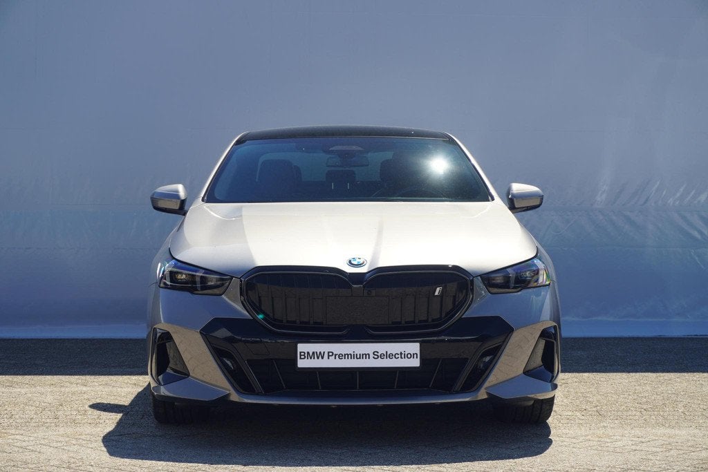 BMW i5 eDrive40 | M Sportpakket Pro | Panoramadak | Harman K, Auto's, BMW, Gebruikt, Zwart, Met garantie (alle), 340 pk
