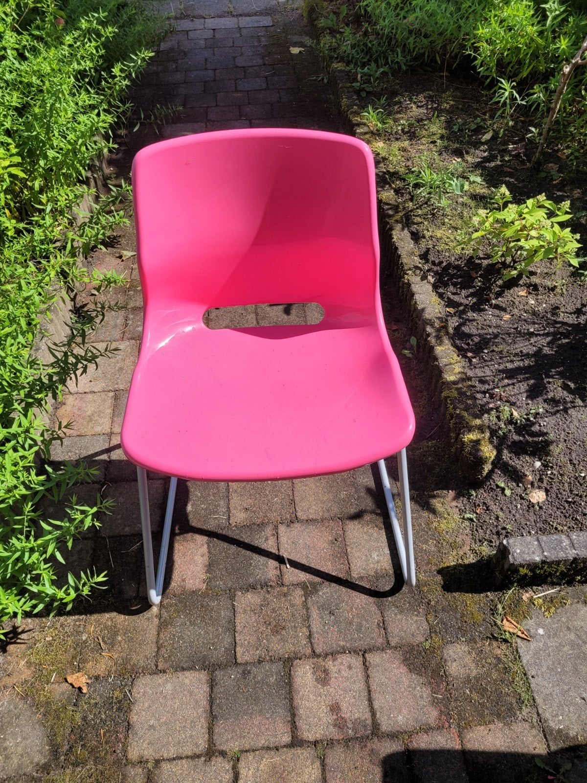 Roze kunststof stoel met metalen onderstel, Ophalen, Gebruikt, Modern, Speels, Overige kleuren