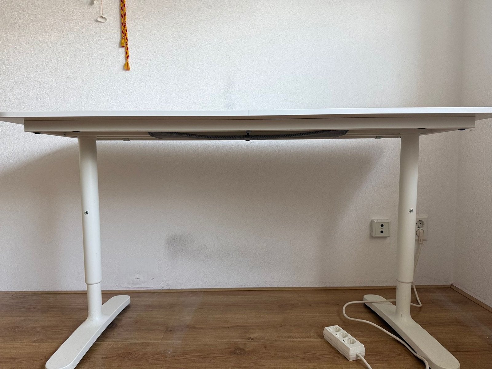 IKEA SKARSTA Zit-sta bureau wit, 140x60 cm, Huis en Inrichting, Bureaus, Spaanplaat of MDF, Ophalen of Verzenden, Zo goed als nieuw