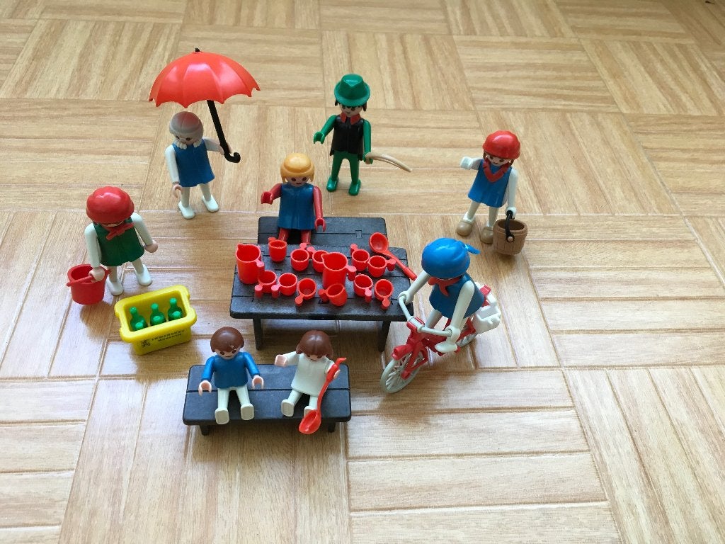 Playmobil poppetjes-tafel en bankjes kratje bier enz., Ophalen of Verzenden, Zo goed als nieuw
