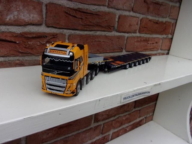 WSI  Volvo  FH5  Globetrotter  8 x 4  van  Boekestijn., Hobby en Vrije tijd, Modelauto's | 1:50, Ophalen of Verzenden, Nieuw, Bus of Vrachtwagen
