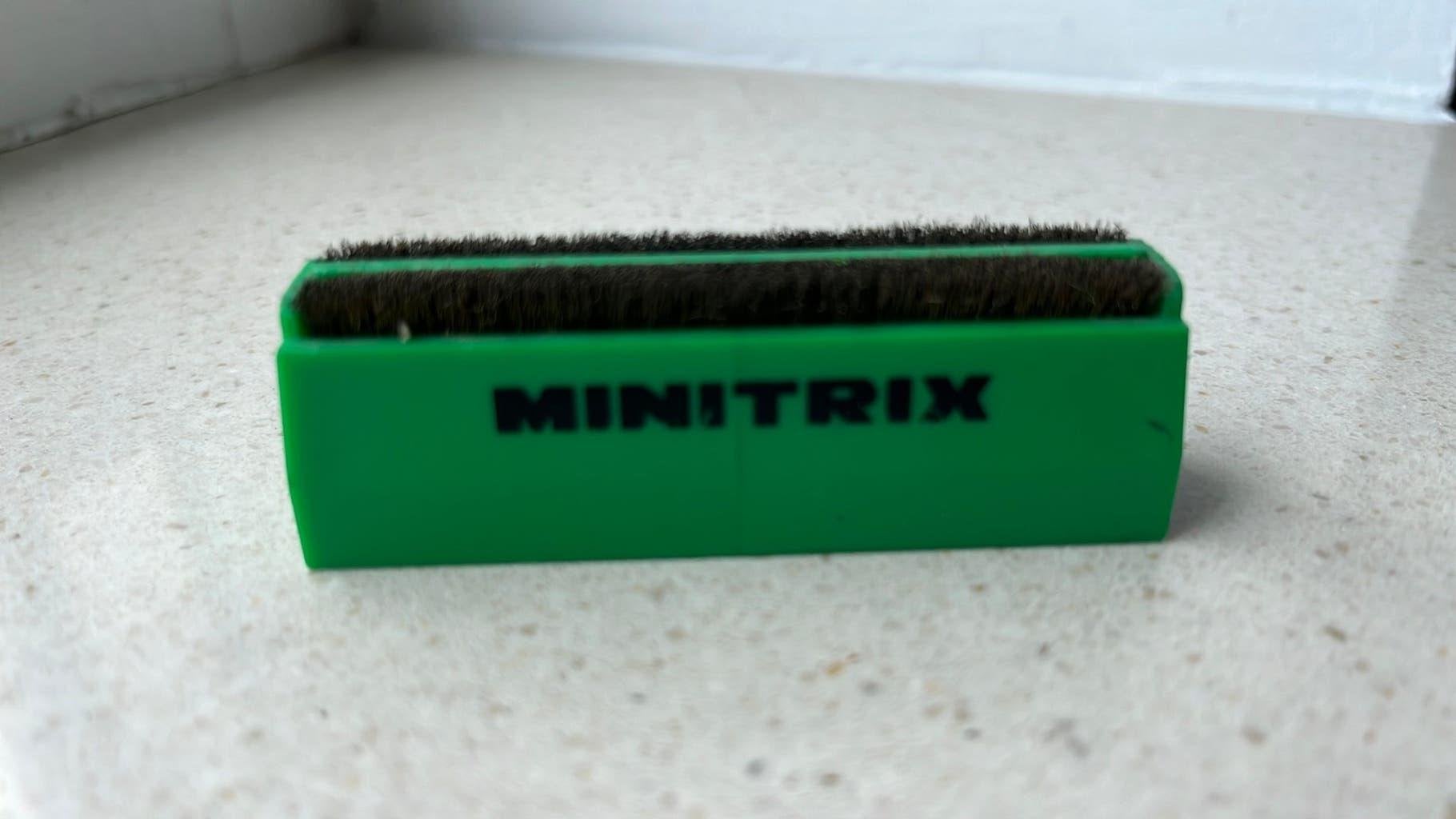 Minitrix N reinigingsborstel.zie omschrijving, Hobby en Vrije tijd, Modeltreinen | N-Spoor, Gelijkstroom, Trix, Wagon, Ophalen of Verzenden