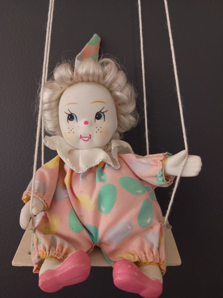Clowntje op schommel., Ophalen of Verzenden, Zo goed als nieuw, Mens