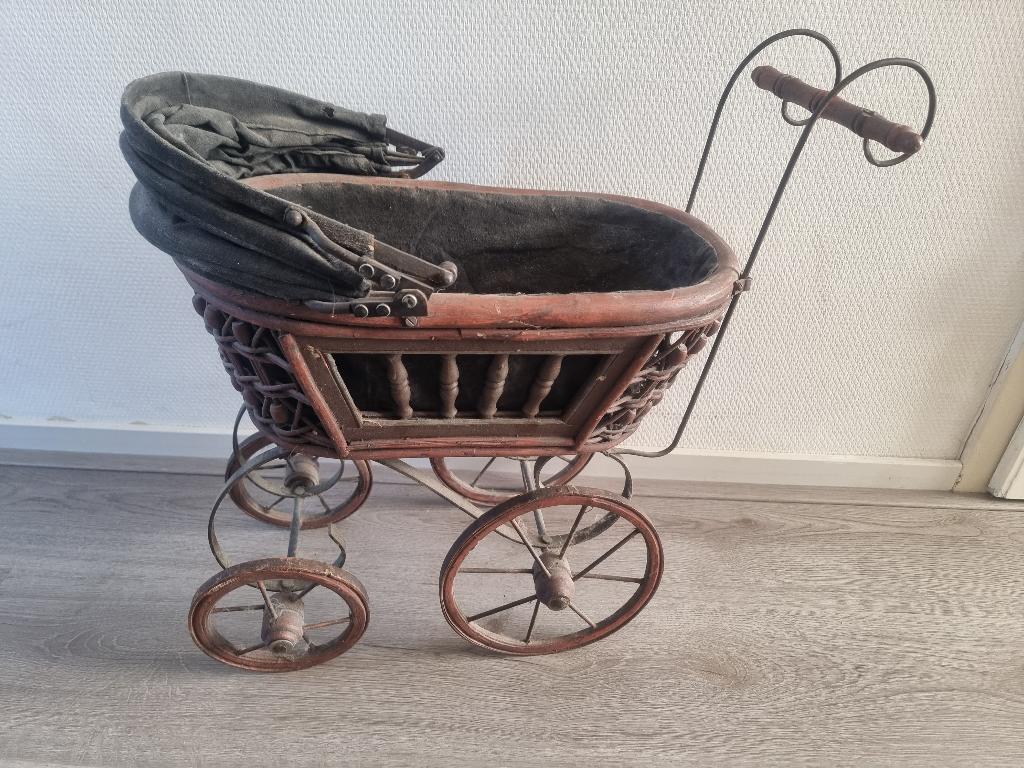 Antiek decoratief kinderwagentje, Ophalen of Verzenden