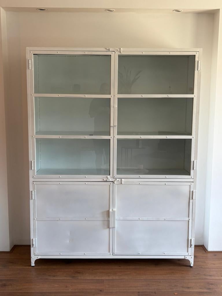 Stalen apotheekkast, Huis en Inrichting, Kasten | Vitrinekasten, Met plank(en), Gebruikt, 100 tot 150 cm, 100 tot 150 cm