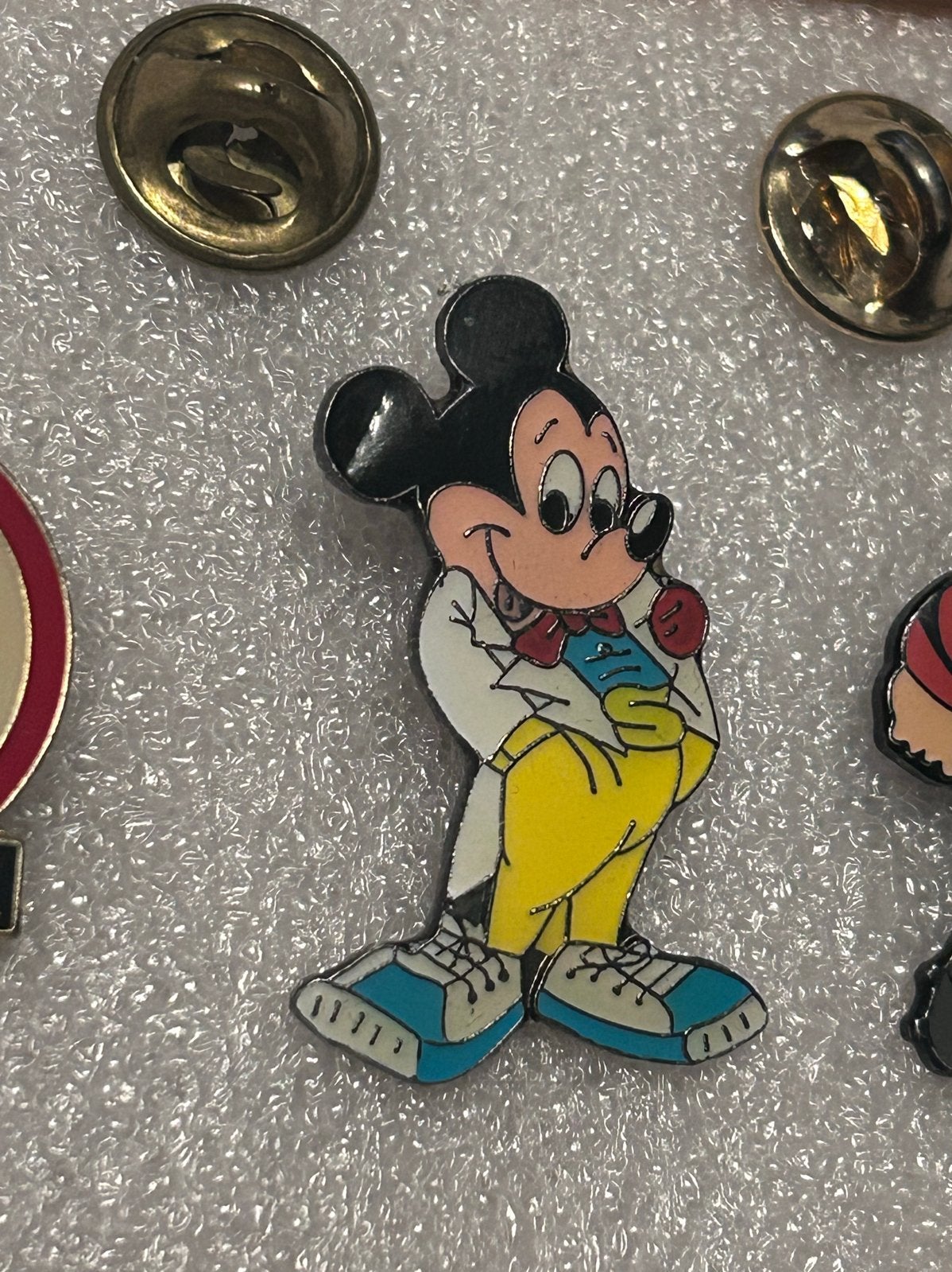 Vintage Mickey Mouse pin, Ophalen of Verzenden, Zo goed als nieuw, Figuurtje, Speldje of Pin