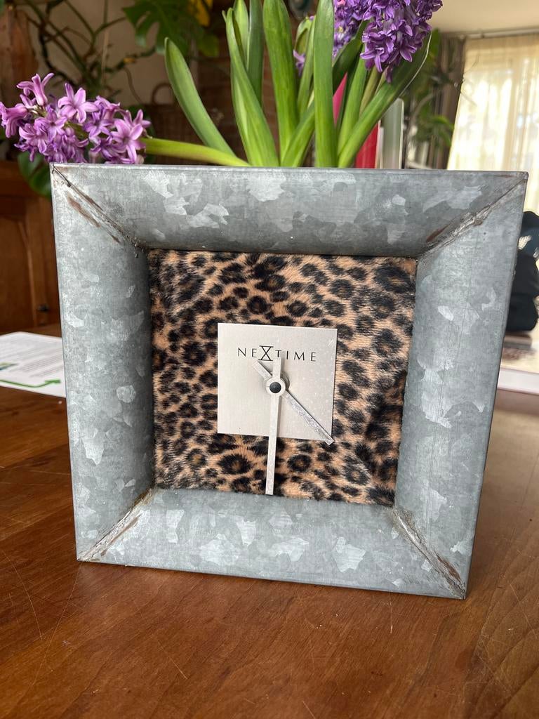 Stoere zinken klok met panterprint - Brocante/Industrieel, Ophalen of Verzenden, Gebruikt, Analoog, Wekker of Tafelklok