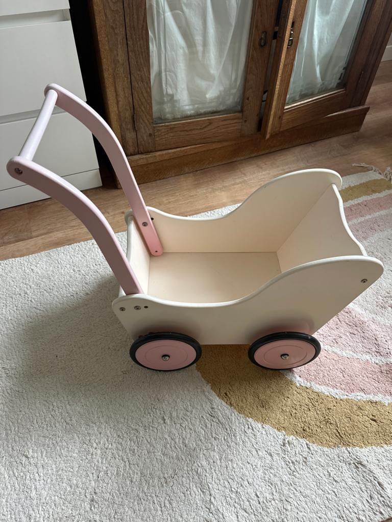 Houten poppenwagen van New Classic Toys, Kinderen en Baby's, Speelgoed | Houten speelgoed, Zo goed als nieuw, Ophalen of Verzenden