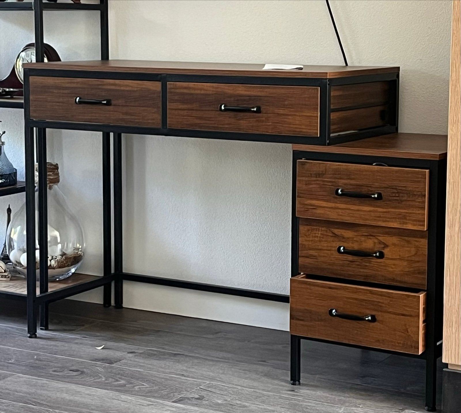 Modern bureau met lades en opbergruimte. 130 x 45 x 85 cm, Ophalen, Bruin, Zo goed als nieuw, Industrieel