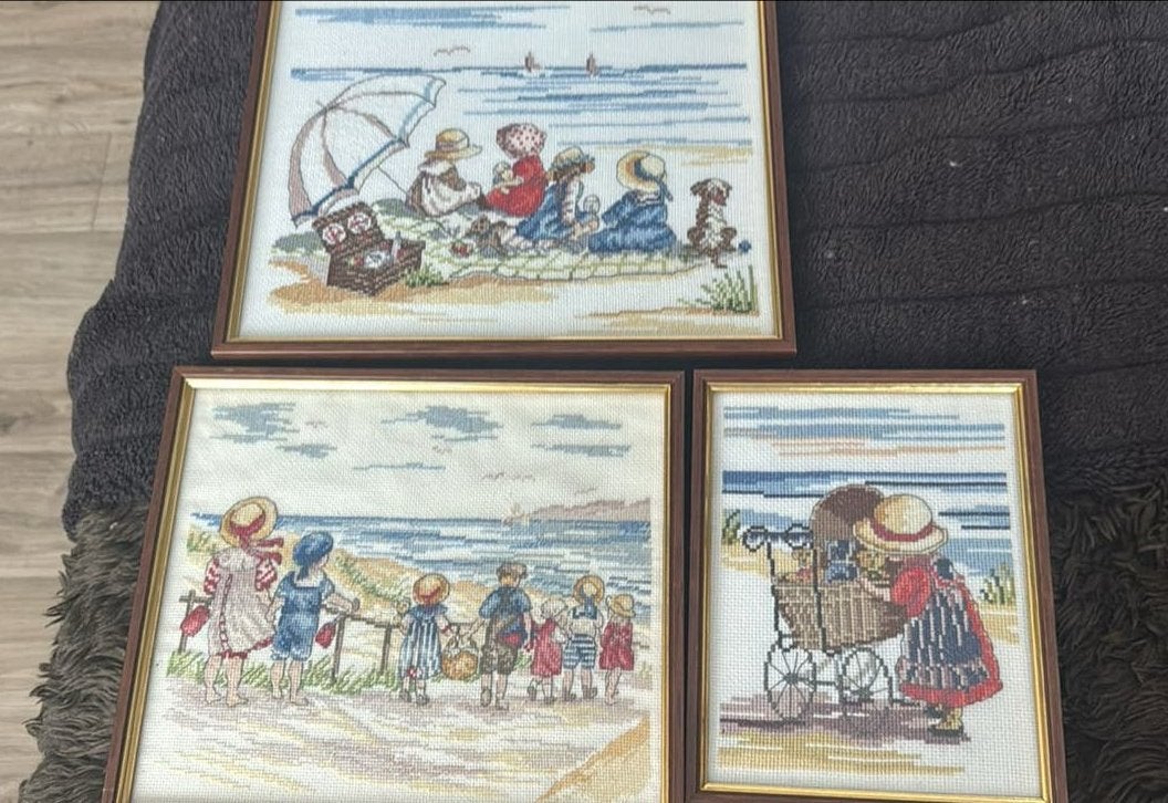 Set van 3 ingelijste borduurwerken: strandtaferelen, Ophalen, Maritiem / water, Doek, Overige technieken