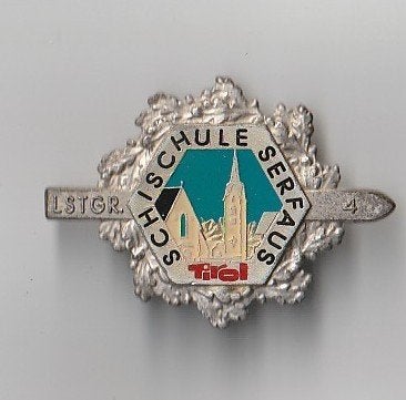 grote volmetaal brochespeld Skischule Serfaus Tirol, Verzamelen, Speldjes, Pins en Buttons, Ophalen of Verzenden, Overige onderwerpen