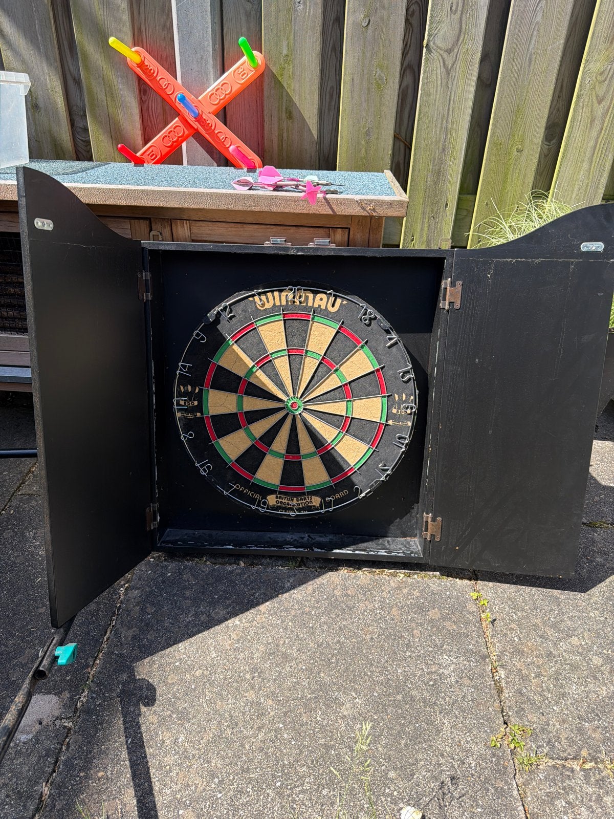 Winmau dartbord met kast, Sport en Fitness, Darts, Ophalen of Verzenden, Gebruikt, Dartbord