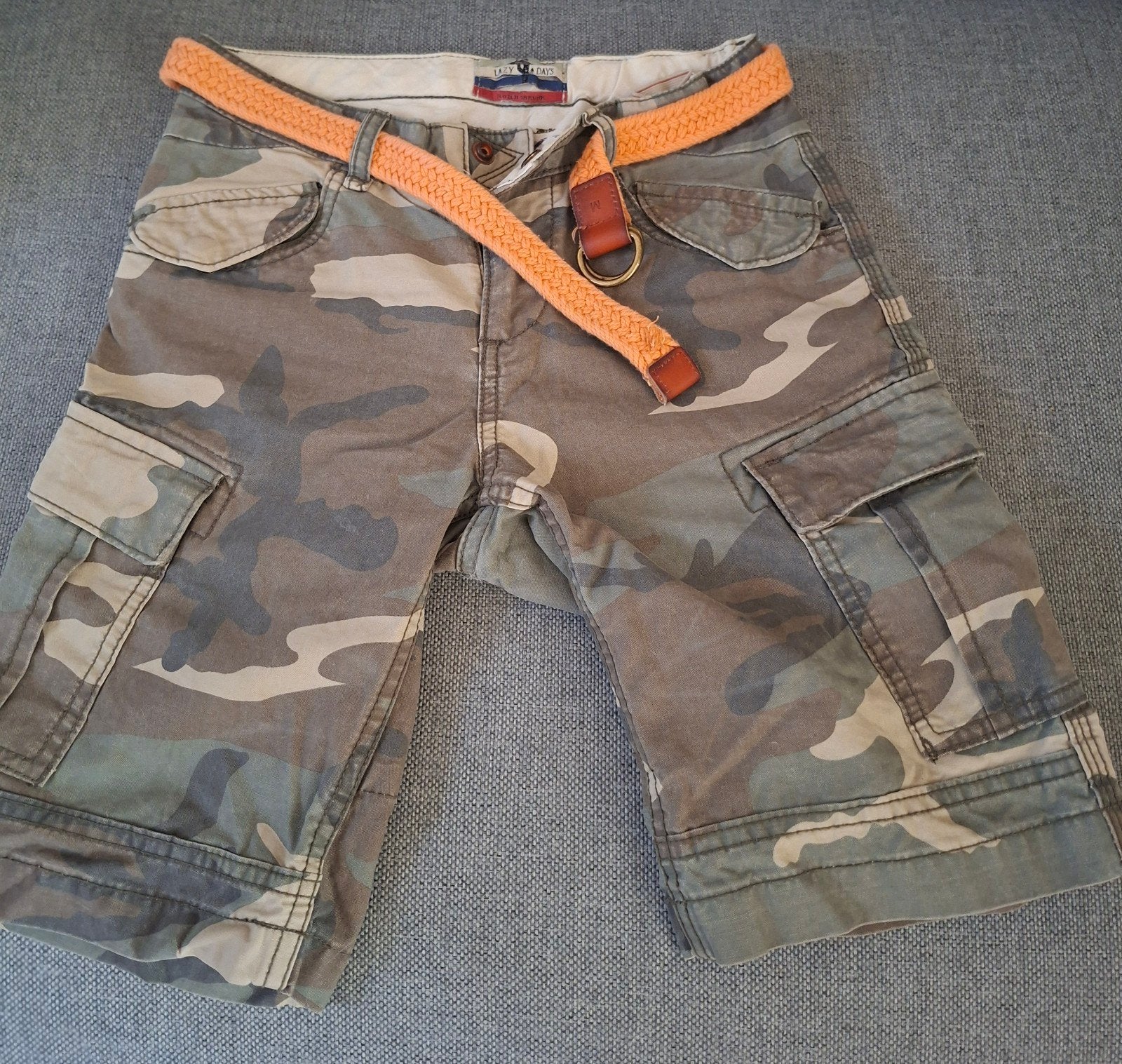 Scotch en Soda camouflage short met oranje riem, maat 128, Broek, Scotch en Soda, Gebruikt, Ophalen of Verzenden