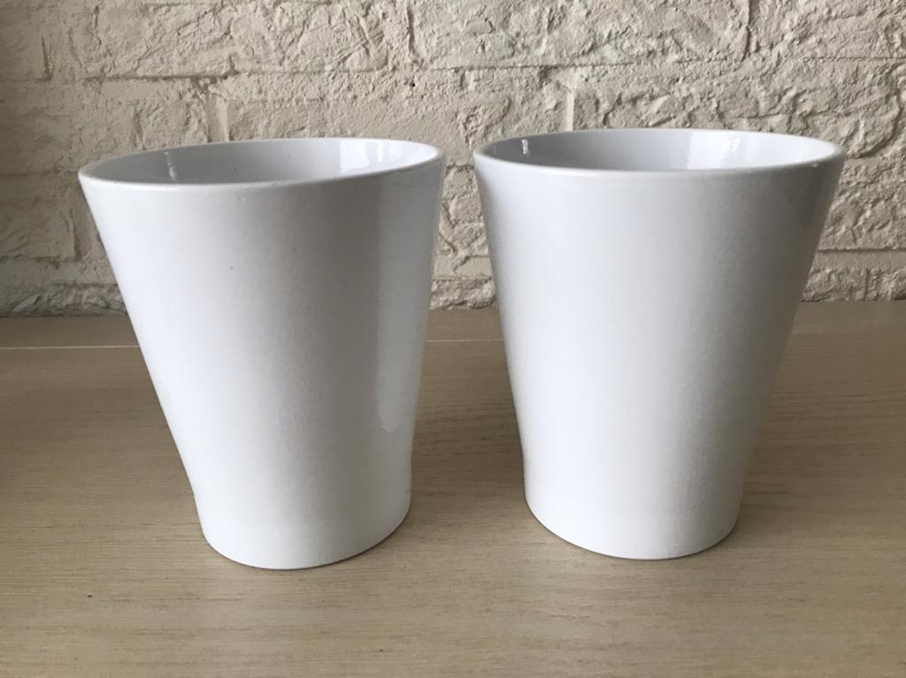 2 witte bloempotjes 14cm.. samen te koop, Tuin en Terras, Bloempotten, Ophalen, Rond, Binnen, Zo goed als nieuw