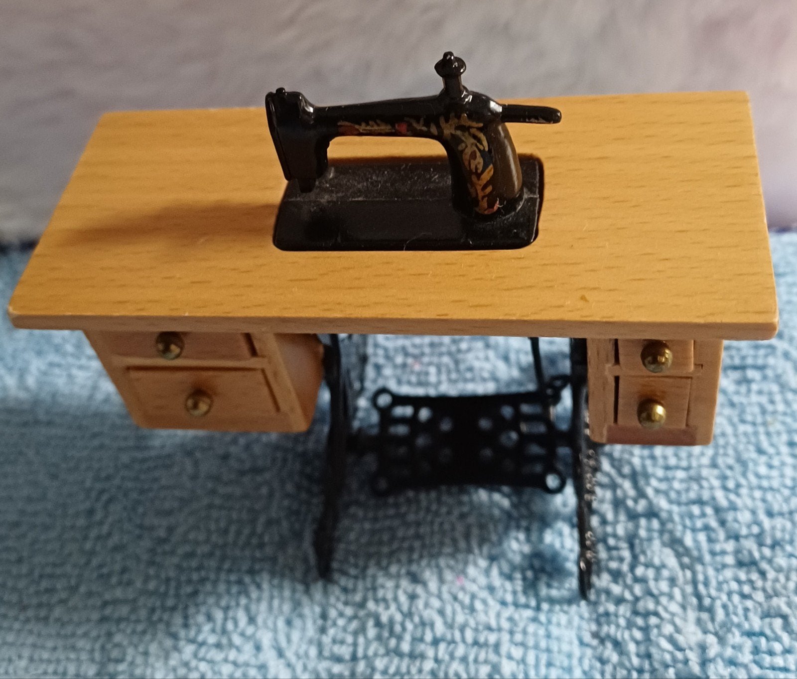 poppenhuis naaimachine, Verzamelen, Poppenhuizen en Toebehoren, Ophalen of Verzenden, Zo goed als nieuw, Poppenhuis