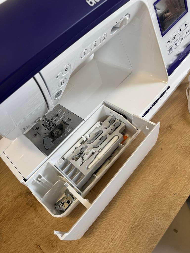 Brother Innovis NV2600 naai- en borduurmachine + extras!, Ophalen of Verzenden, Zo goed als nieuw, Naaimachine, Brother