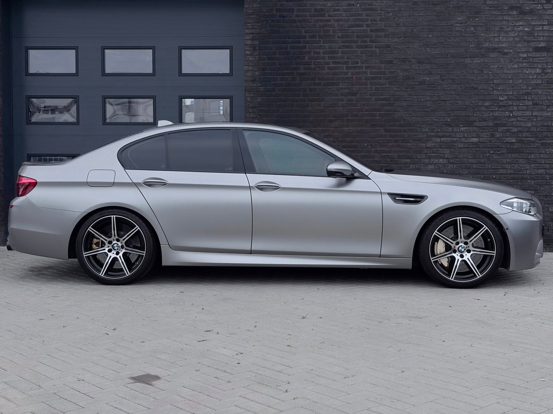 BMW 5-serie M5 30 Jahre|1/300|Keramisch|Akra|Softclose|VOLL, Auto's, Automaat, Dealer onderhouden, Achterwielaandrijving, Gebruikt
