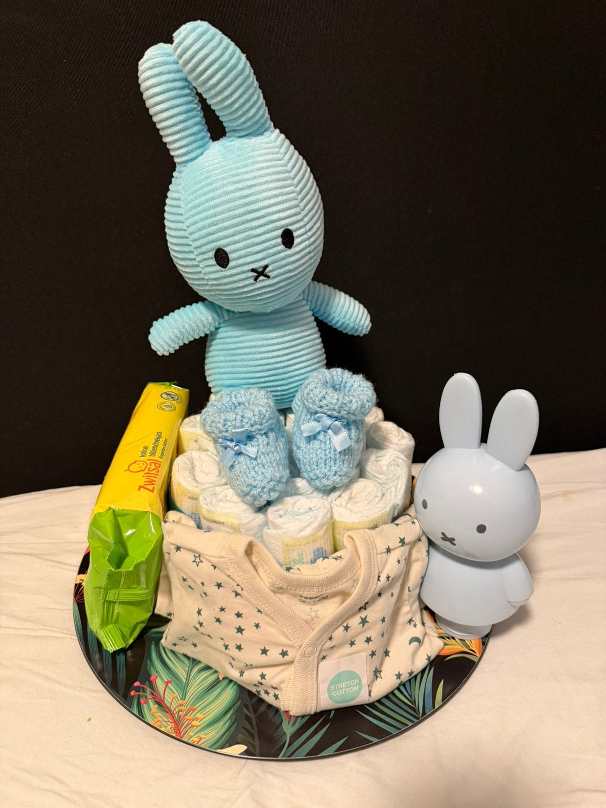 Luiertaart met blauwe Nijntje knuffel en sokjes, Ophalen, Nieuw, Kraamcadeau