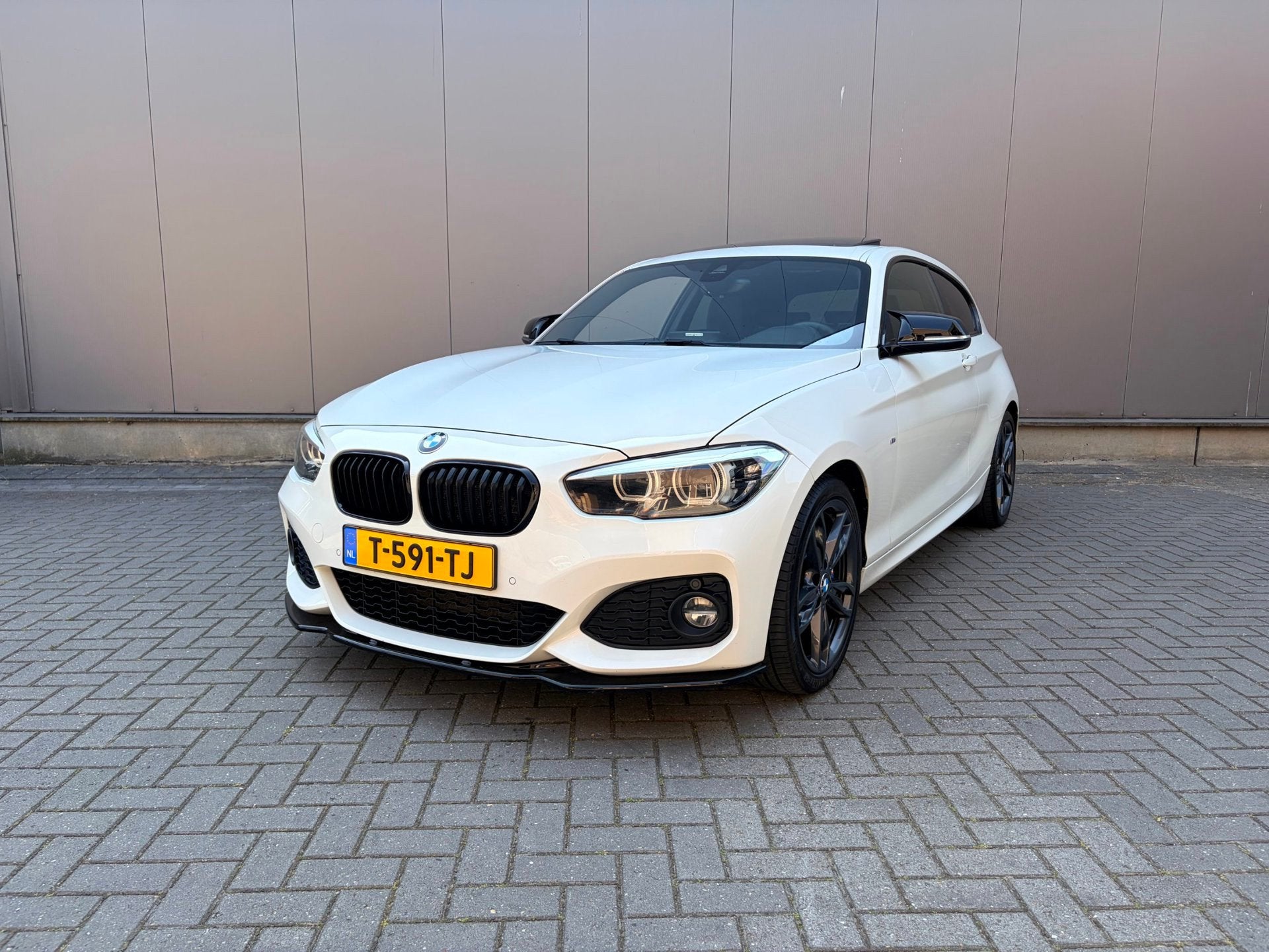 BMW 1-serie 120i Edition M Sport Shadow High Executive, Auto's, 1998 cc, Gebruikt, 4 stoelen, Wit