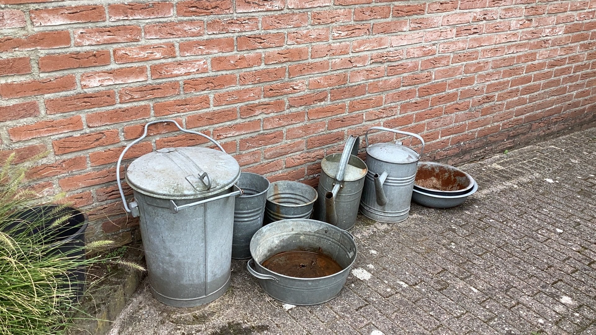 Zinken vuilnisbak  en 2 gieters, Ophalen, Gebruikt, Rond, Metaal