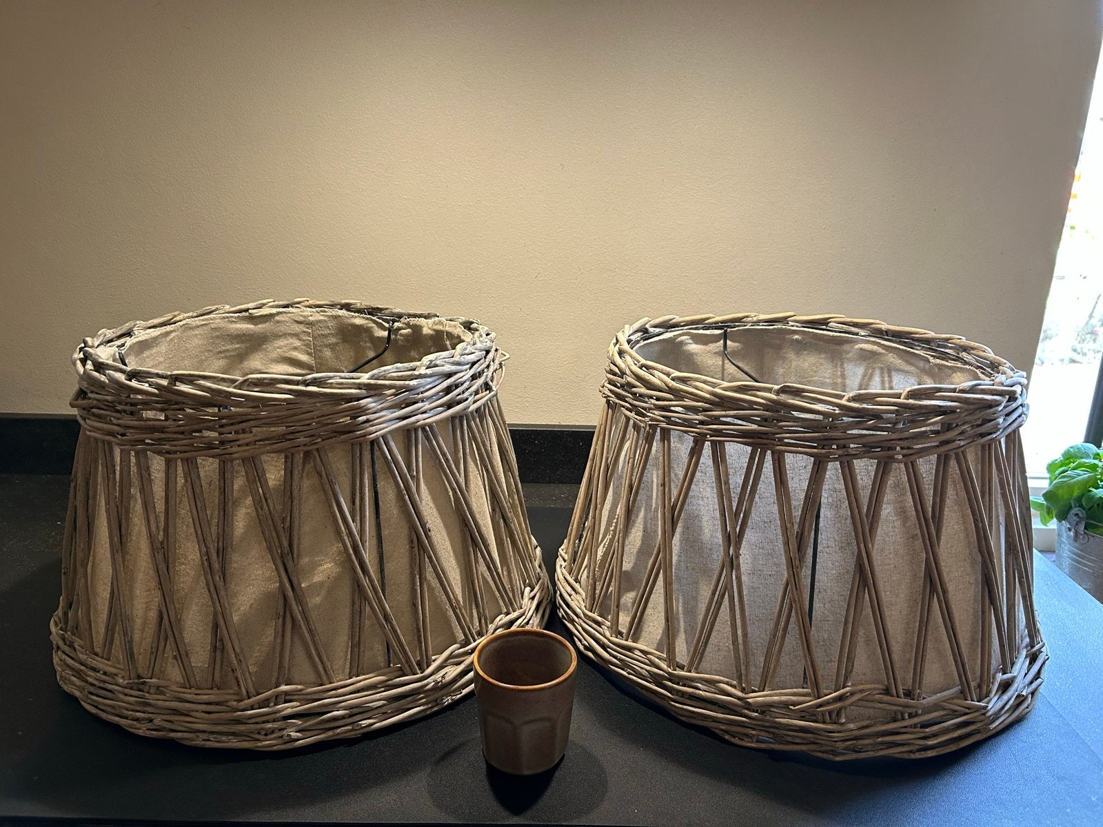 2x Grote rotan lampenkappen Riviera Maison stijl, Ophalen, Beige, Rond, Zo goed als nieuw