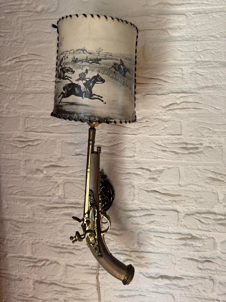 Vintage wandlamp met pistool en paardenrace kap, Antiek en Kunst, Antiek | Lampen, Ophalen of Verzenden