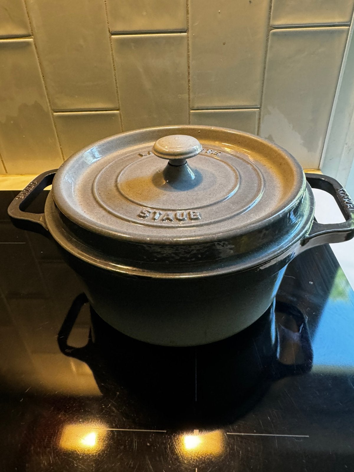 STAUB  LA COCOTTE Gietijzeren braadpan 22 cm   Zwart Grijs, Ophalen of Verzenden, Gebruikt