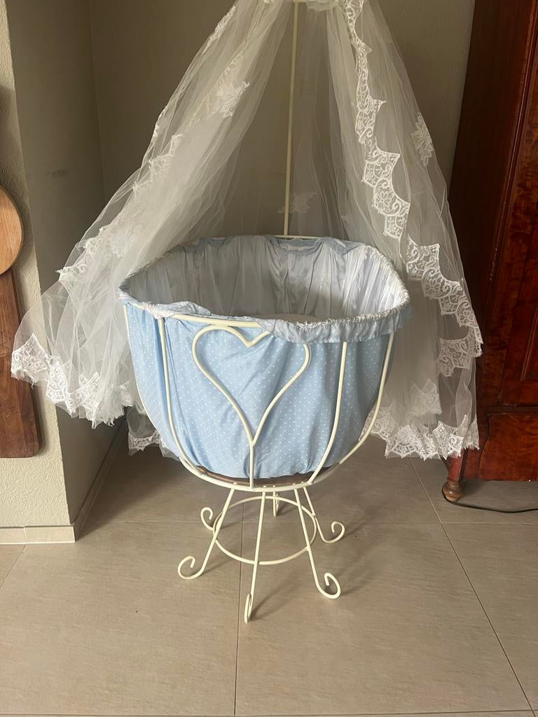 Vintage smeedijzeren babywieg met hemeltje en blauwe bekledi, Kinderen en Baby's, Babywiegjes en Ledikanten, Ophalen, Gebruikt
