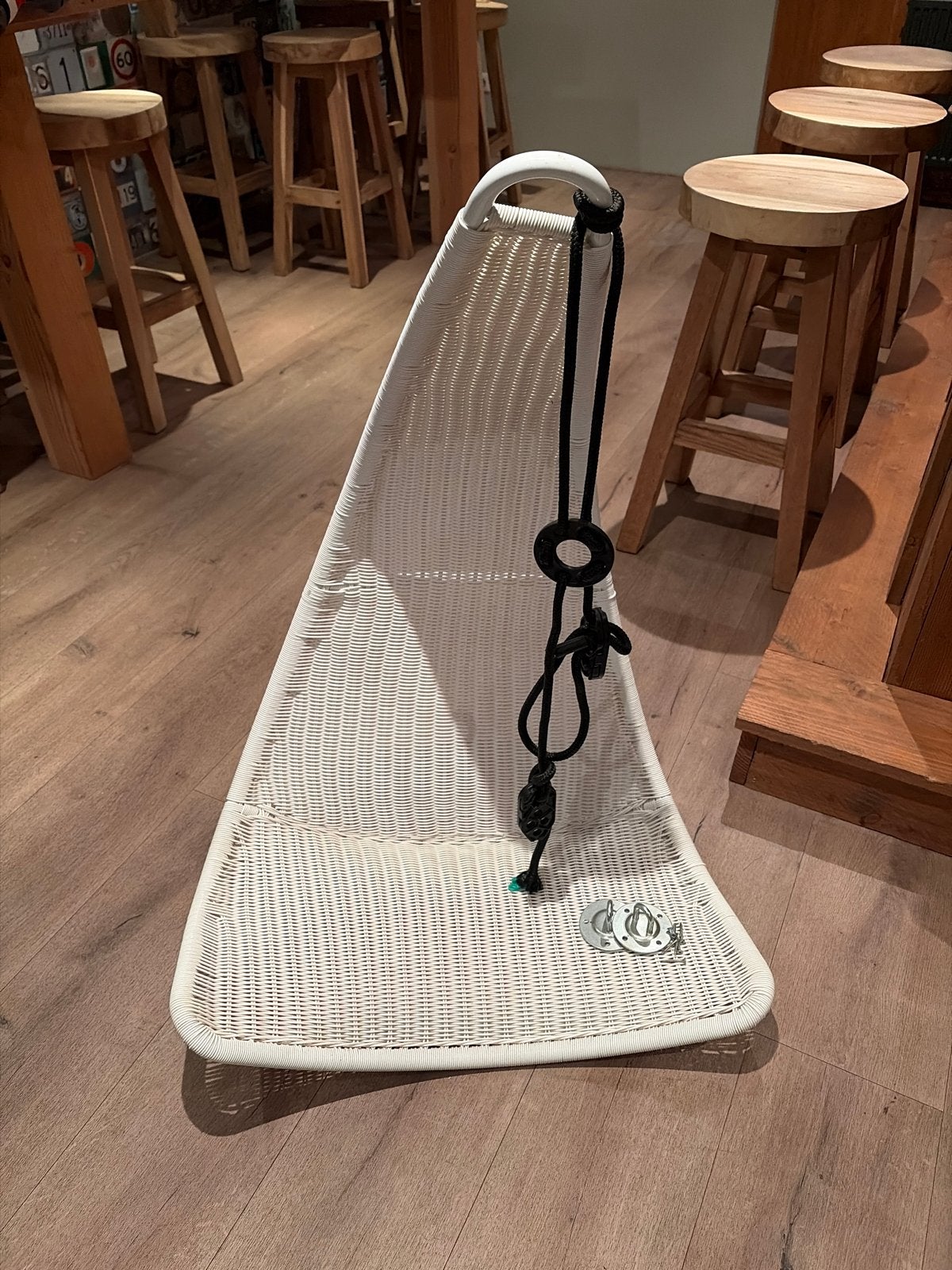 Witte rieten hangstoel met zwart touw, Ophalen, Gebruikt, Wit, Riet of Rotan