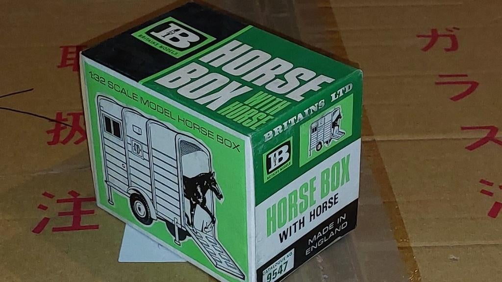 Britains 9547 Veetrailer met paard, zeldzaam in mooie doos, Ophalen of Verzenden, Nieuw, Tractor of Landbouw, Britains