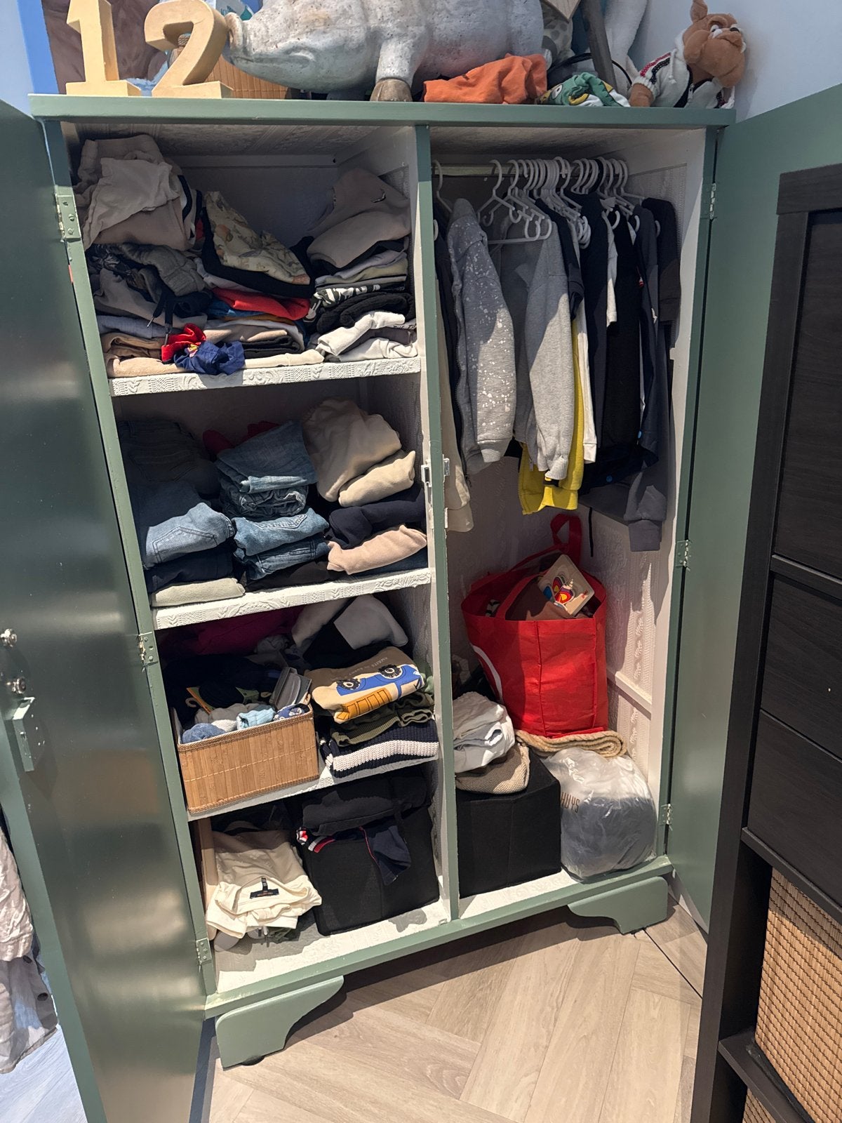 Kinder Kledingkast met gebruikerssporen maar verder netjes, Huis en Inrichting, Ophalen, Met plank(en), Gebruikt, 50 tot 100 cm
