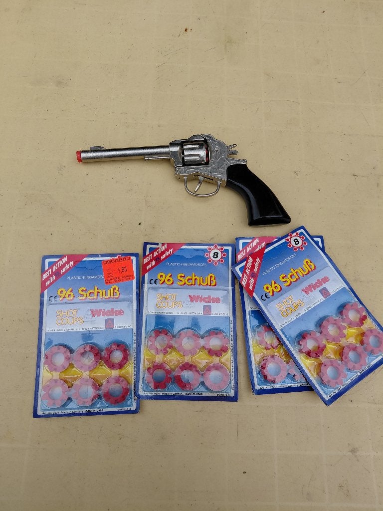 2 Vintage speelgoed revolvers met 4 pakjes klappertjes., Verzenden
