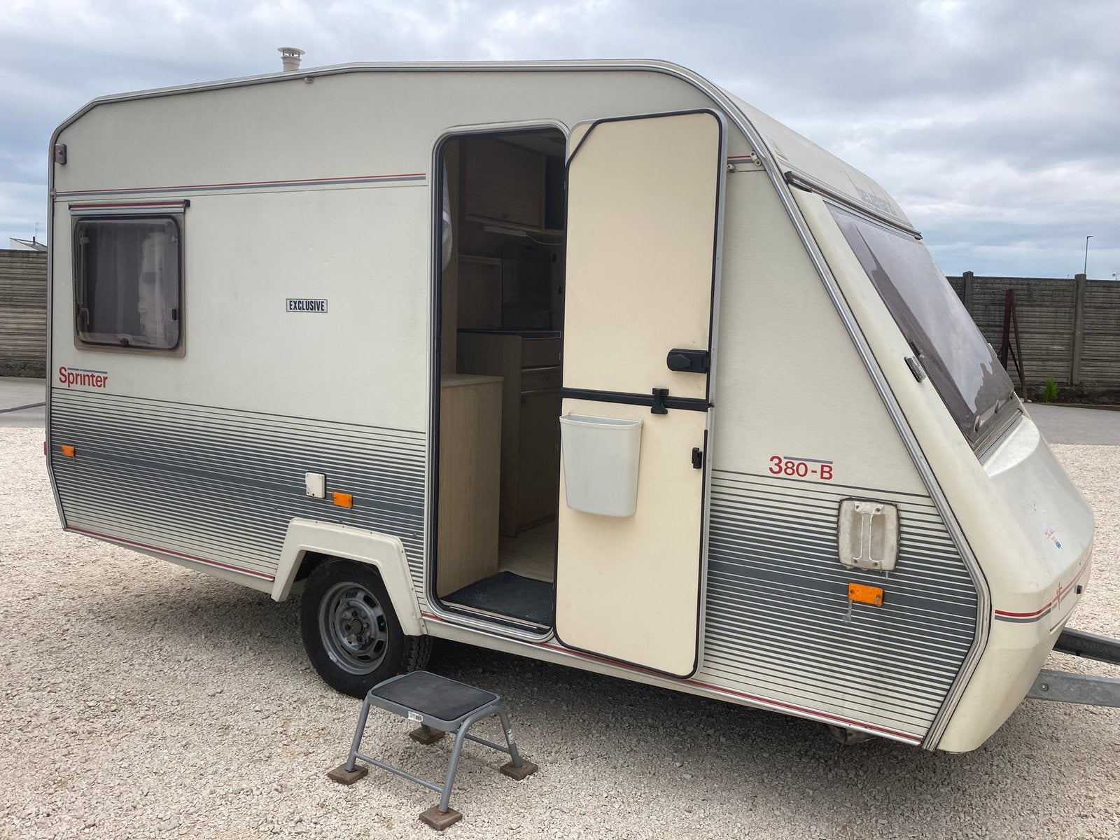 Beyerland Sprinter 380 B met voortent,goede staat waterdicht, Koelkast, Treinzit, Dwarsbed, Particulier