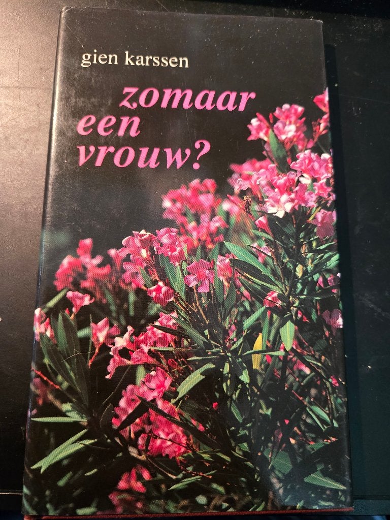 Boek "Zomaar een vrouw?" 1991 geschreven door Gien Karssen, Boeken, Ophalen, Christendom | Katholiek, Zo goed als nieuw, Gien Karssen