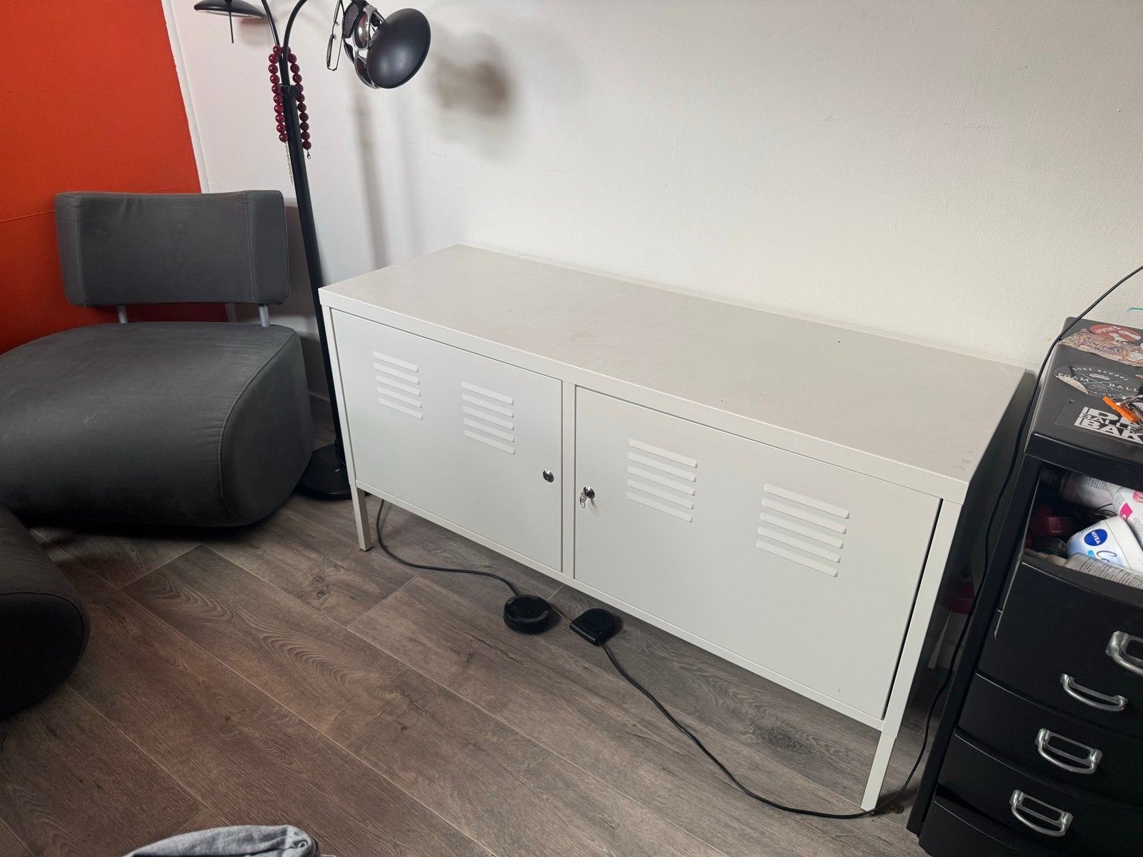 Witte metalen kast met slot Ikea - Ideaal voor opslag, Ophalen, Zo goed als nieuw