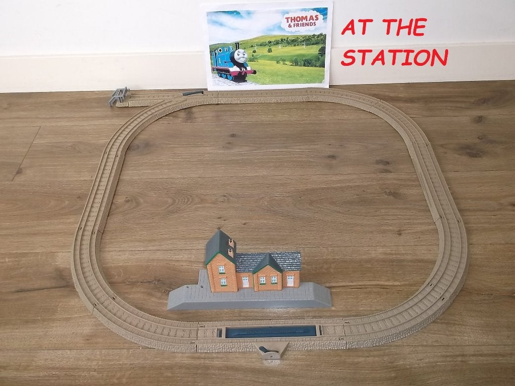 Trackmaster Thomas de Trein, At The Station, Kinderen en Baby's, Speelgoed | Thomas de Trein, Ophalen of Verzenden, Zo goed als nieuw