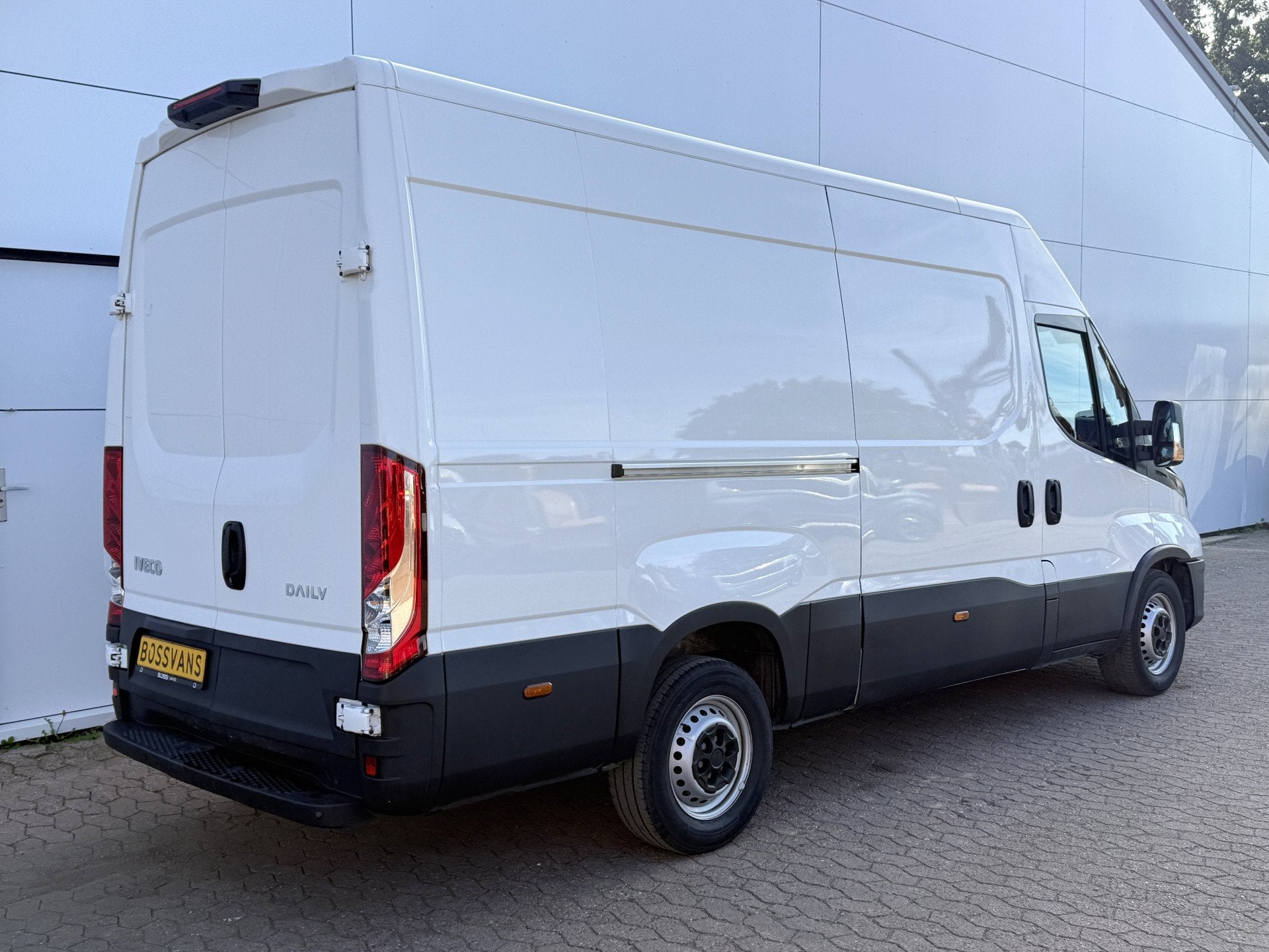 Iveco Daily 35S14 2.3 140PK L2H2 Cruise Control 3.5t Trekgew, Auto's, Gebruikt, Zwart, Iveco, Parkeersensor