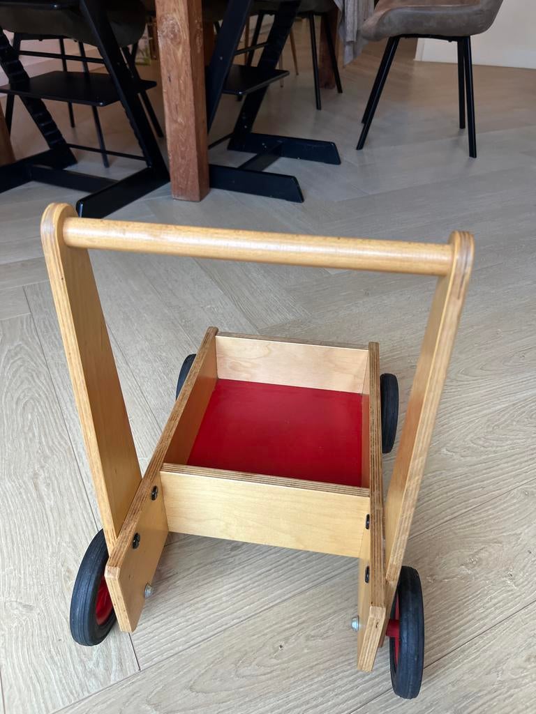 Houten loopwagen met rode bodem van Goochem Amsterdam, Ophalen of Verzenden, Gebruikt, Overige typen, Met wieltjes