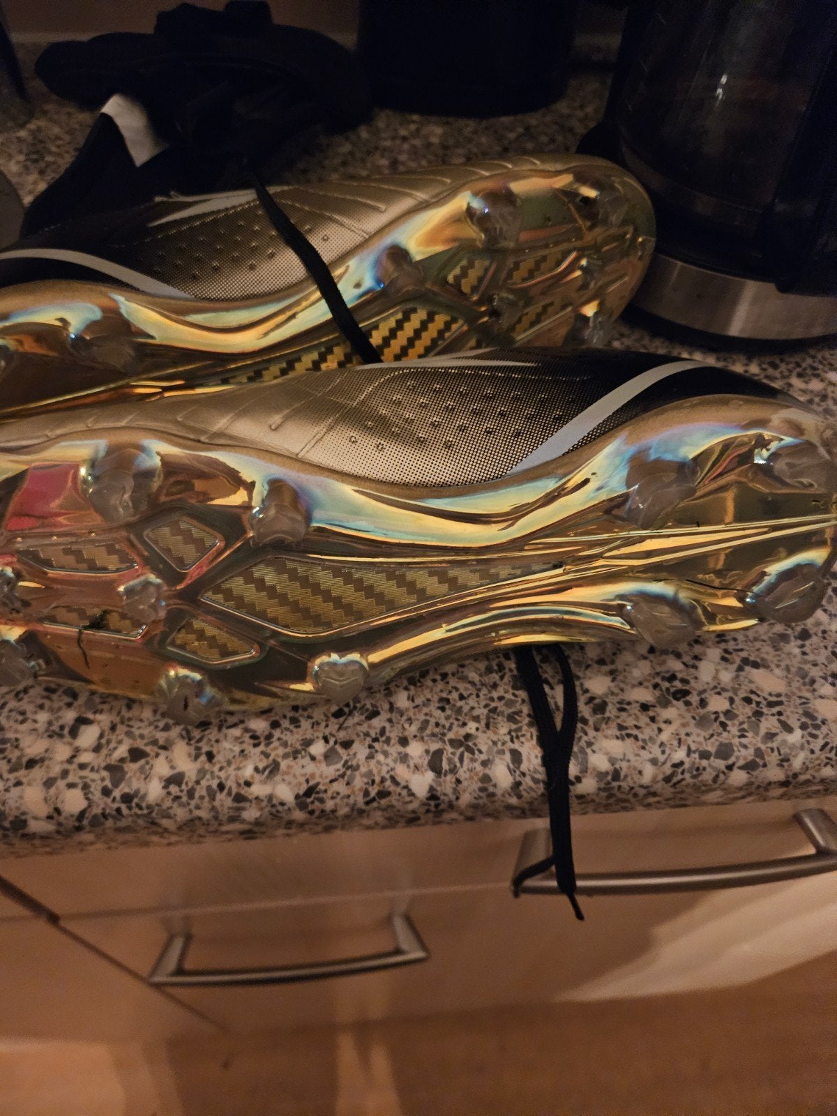 Voetbalset: Gouden Voetbalschoenen & Scheenbeschermers, Ophalen of Verzenden, Zo goed als nieuw, Set