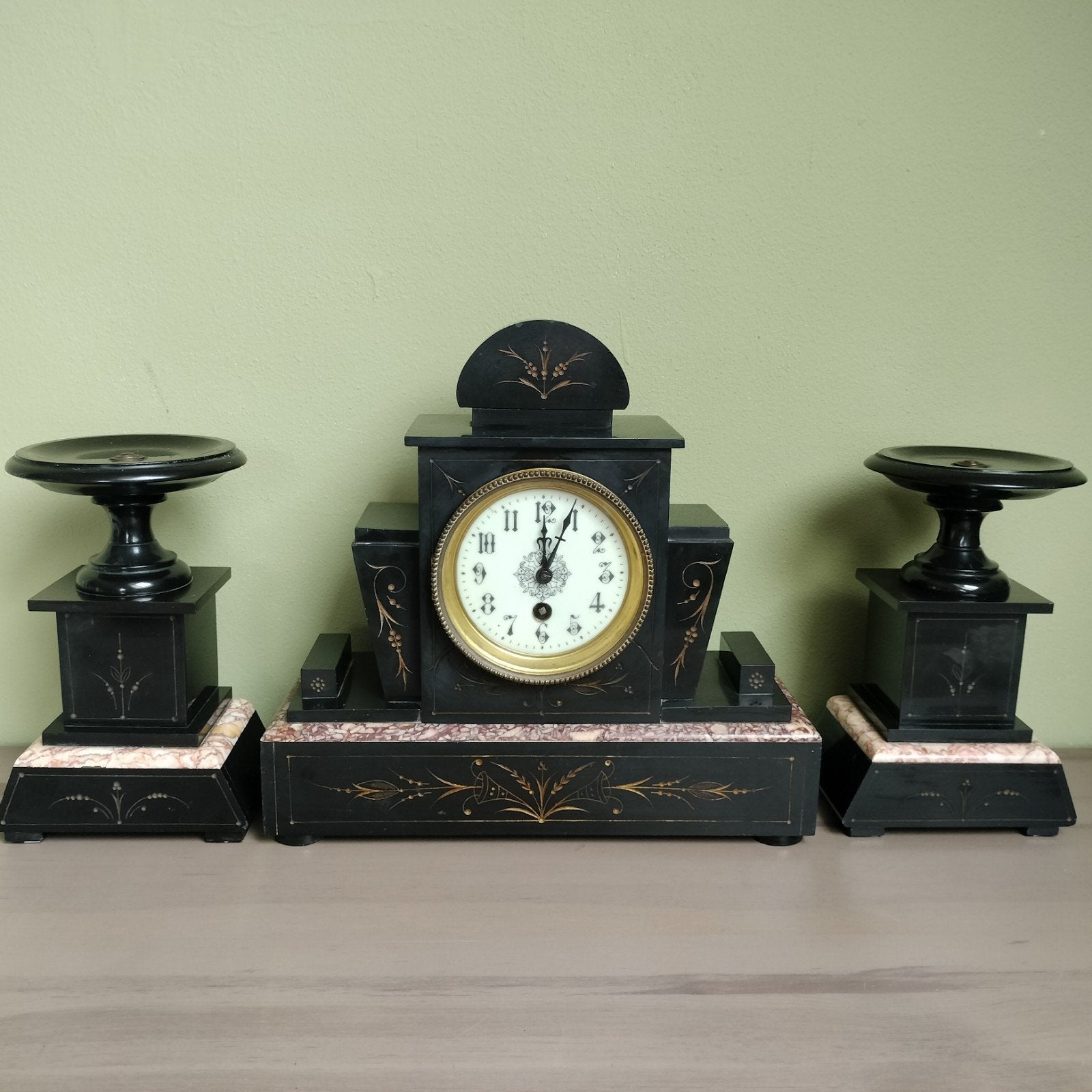 Franse marmeren pendule klok met bijbehorende kandelaren., Antiek en Kunst, Ophalen