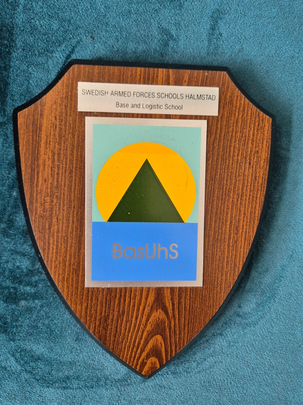 Wapenschild BasUhS Swedish Armed Forces Schools Halmstad, Ophalen of Verzenden, Landmacht, Nederland, Embleem of Badge