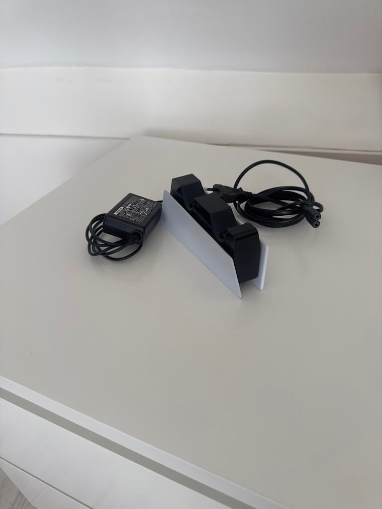 PS5 Controller Oplaadstation met Kabels - Nieuwstaat, Ophalen of Verzenden, Zo goed als nieuw, Playstation 5