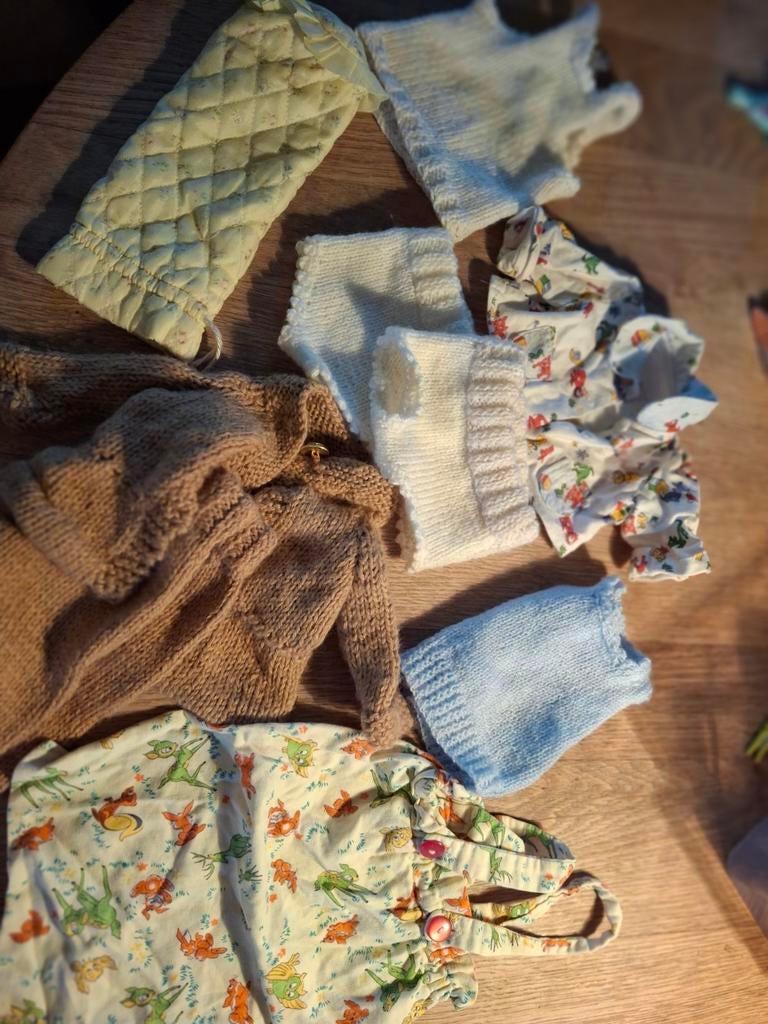 Oude poppenkleertjes - Diverse handgemaakte setjes, Verzenden, Gebruikt, Overige typen